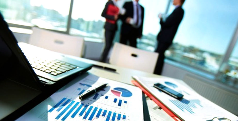 Personas revisando información de negocio